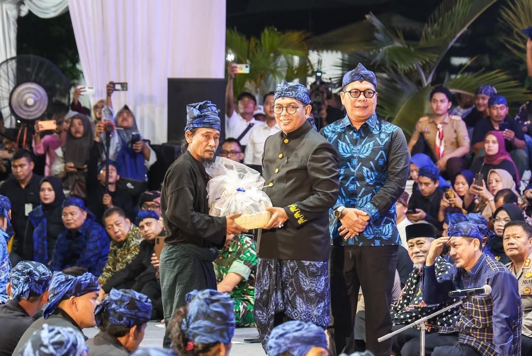 Gubernur Banten, Andra Soni menerima amanat pelestarian alam dari Kepala Desa Kanekes, Jaro Oom di acara Seba Baduy, di Gedung Negara Provinsi Banten,  Sabtu (24/4) malam.