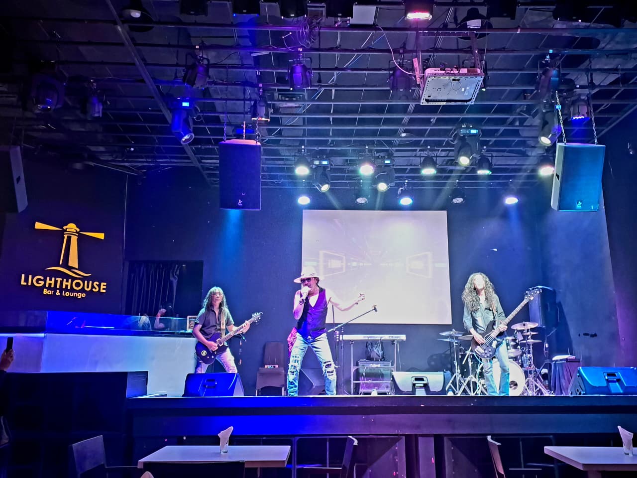 Pentolan band papan atas, Andy /rif menyuguhkan atraksi enerjik dalam pertunjukan musik bertema The Legend is Back, yang digelar Lighthouse Mambruk Hotel & Convention Anyer, Kabupaten Serang, Sabtu (4/4/2026) malam.(Yuliawati Saripudin/Tangsel Pos)