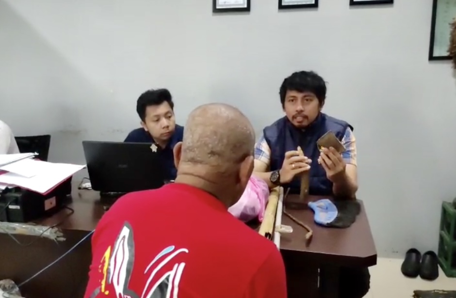 Pihak Unit I Tipidum Satreskrim Polres Pandeglang, sedang melakukan pemeriksaan terhadap pelaku. Sambil memastikan seluruh barang bukti, salah satunya berupa satu kapak, di ruang Unit I Tipidum Satreskrim Polres Pandeglang, kemarin.