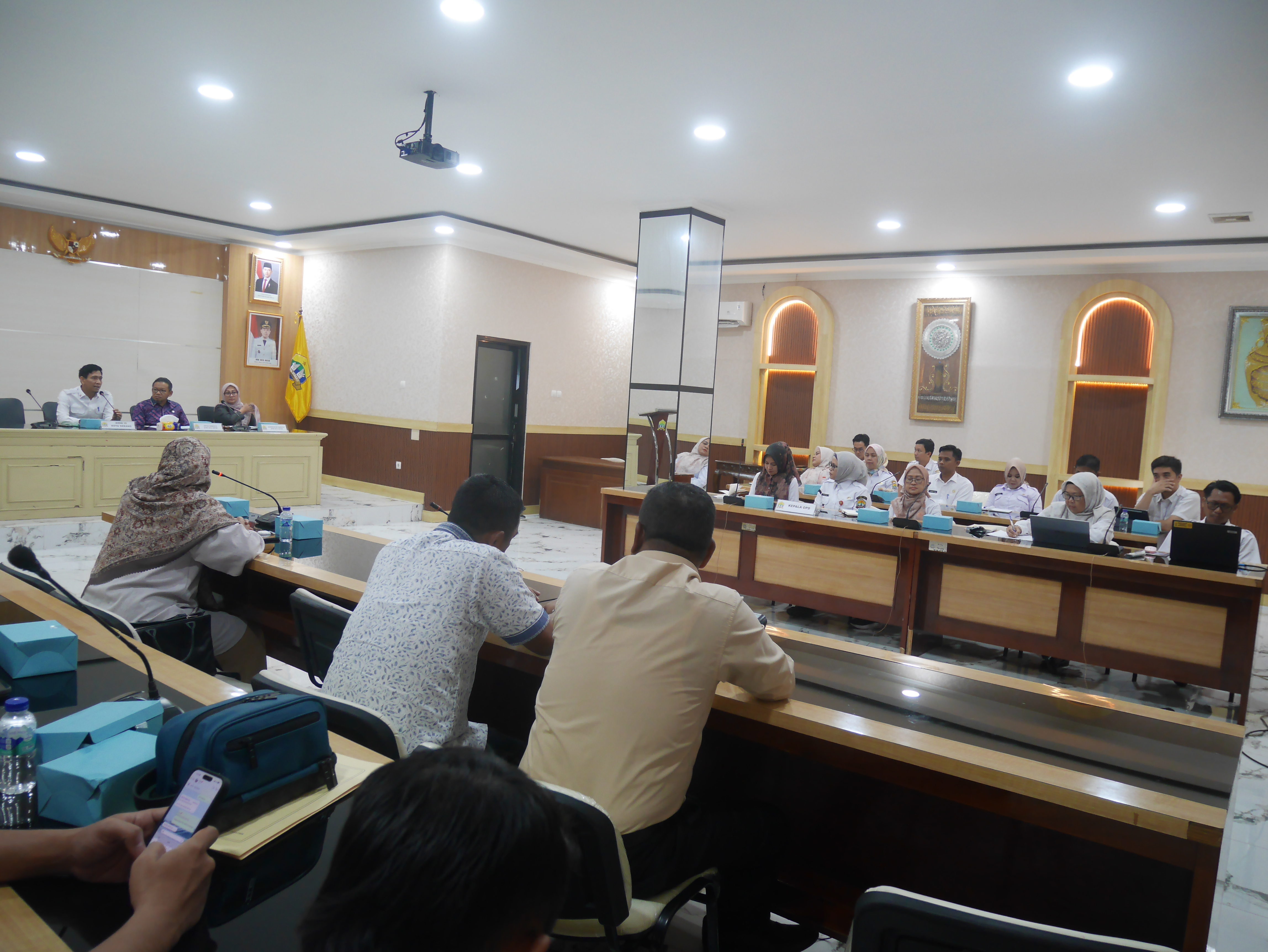 Suasana kunjungan kerja Pansus 3 DPRD Kota Depok di ruang rapat Pemkot Serang, Rabu (15/4/2026).(Ari Supriadi-tangselpos.id)