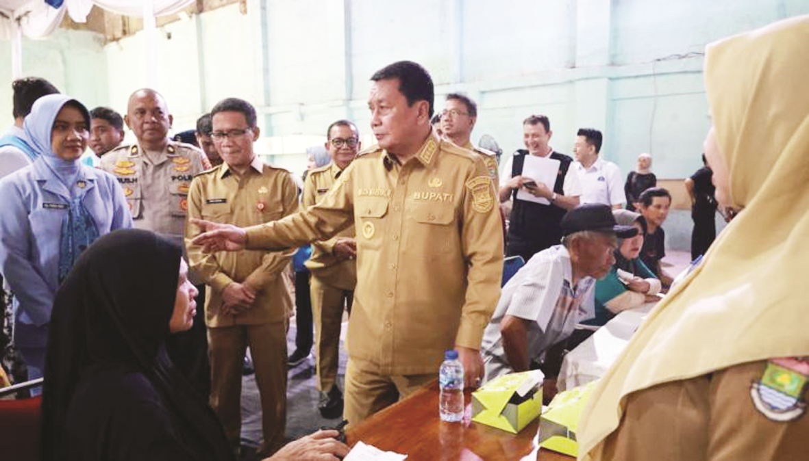 MENINJAU. Bupati Tangerang, Moch. Maesyal Rasyid, meninjau langsung kegiatan Bakti Sosial (Baksos) yang digelar Satuan Radar (Satrad) 401 Tanjung Kait dalam rangka Hari Ulang Tahun (HUT) ke-80 Tentara Nasional Indonesia (TNI) Angkatan Udara (AU), di Markas Satrad 401 Tanjung Kait, Kecamatan Mauk, Kabupaten Tangerang pada Selasa (28/4).