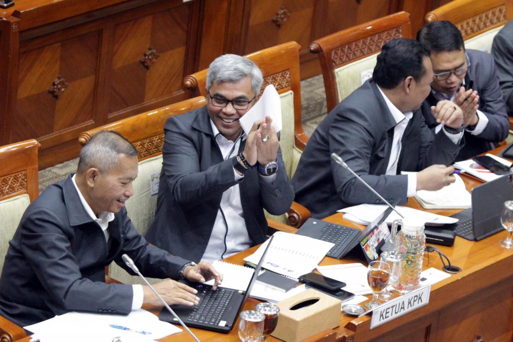 Ketua KPK Setyo Budiyanto (kedua kiri) bersama Wakil Ketua KPK Ibnu Basuki Widodo (kiri), Fitroh Rohcahyanto (kedua kanan) dan Plt Deputi Penindakan dan Eksekusi KPK Asep Guntur Rahayu mengikuti Rapat Kerja dengan Komisi III DPR di Kompleks Parlemen, Jakarta, Rabu (28/1/2026). Foto : Ist