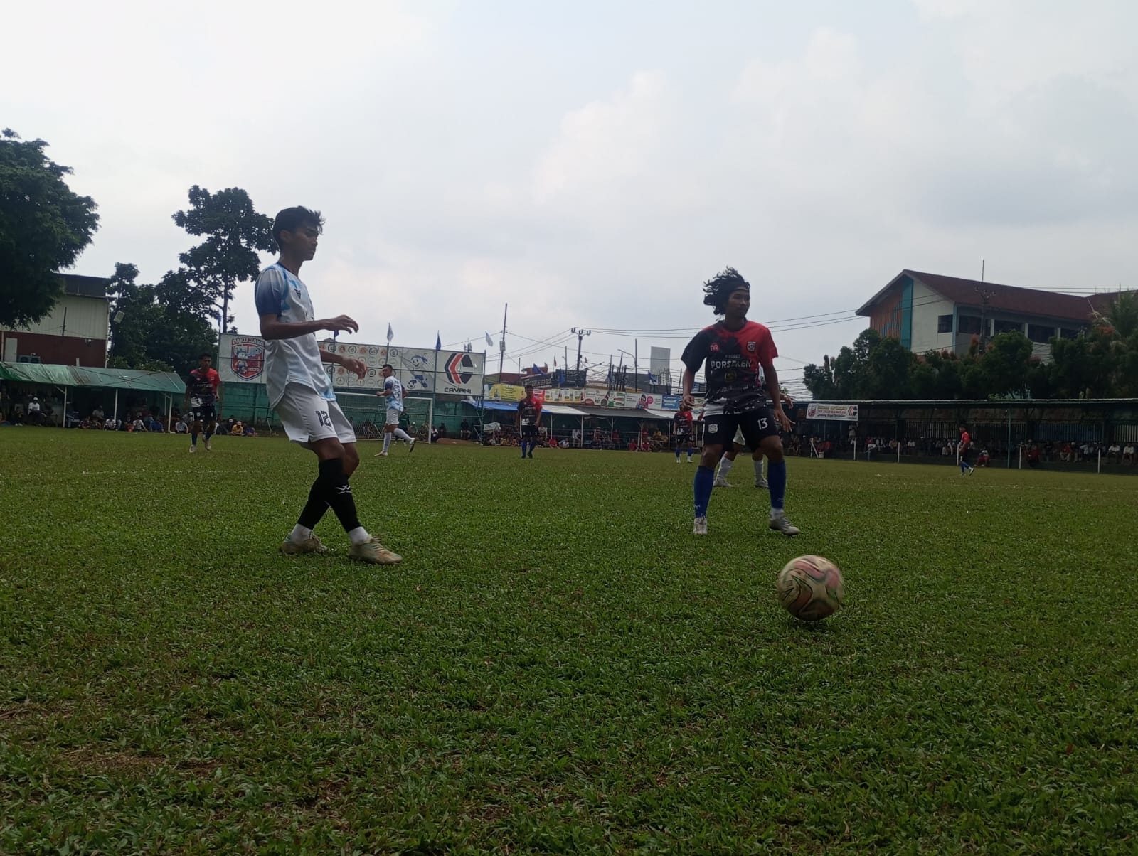 KNPI Serut dan Porsekem bermain imbang 0-0 di dua babak, Kamis (30/04/2026). KNPI Serut akhirnya memenangi adu penalti. (tangselpos.id).