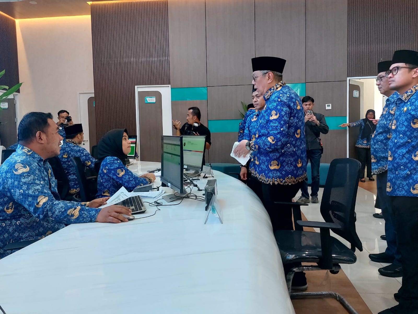 GEDUNG. Wali Kota Tangsel, Benyamin Davnie saat meninjau layanan di gedung baru Bapenda-Disdukcapil di Cilenggang, Senin (20/4).