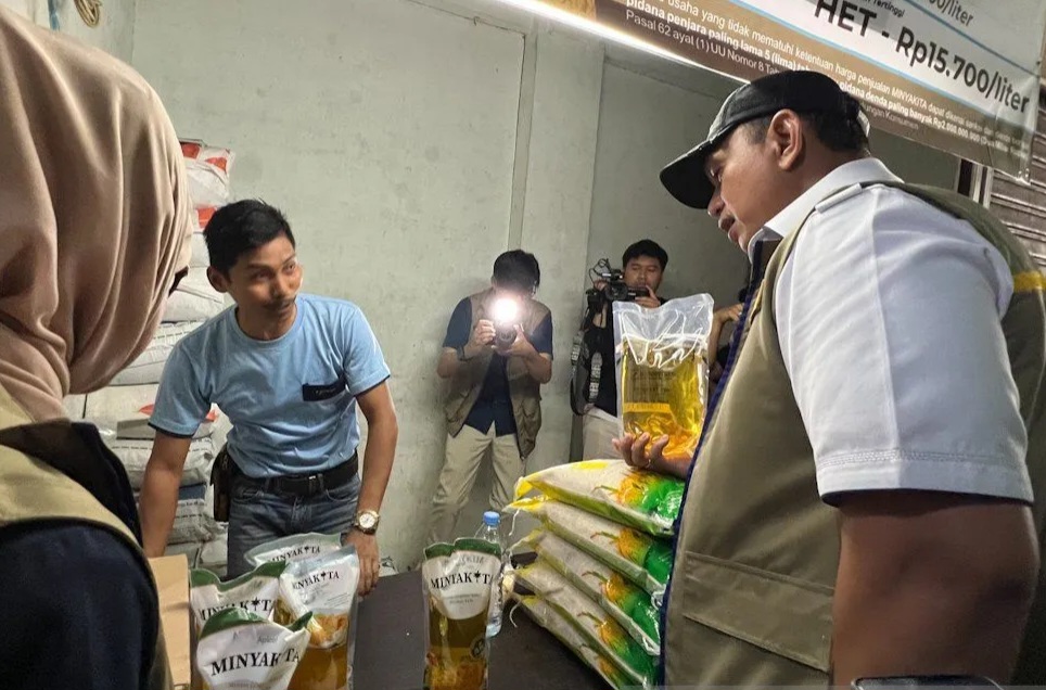 Direktur Utama Perum Bulog, Ahmad Rizal Ramdhani saat sidak ke pasar tradisional di Jakarta. Foto : Ist