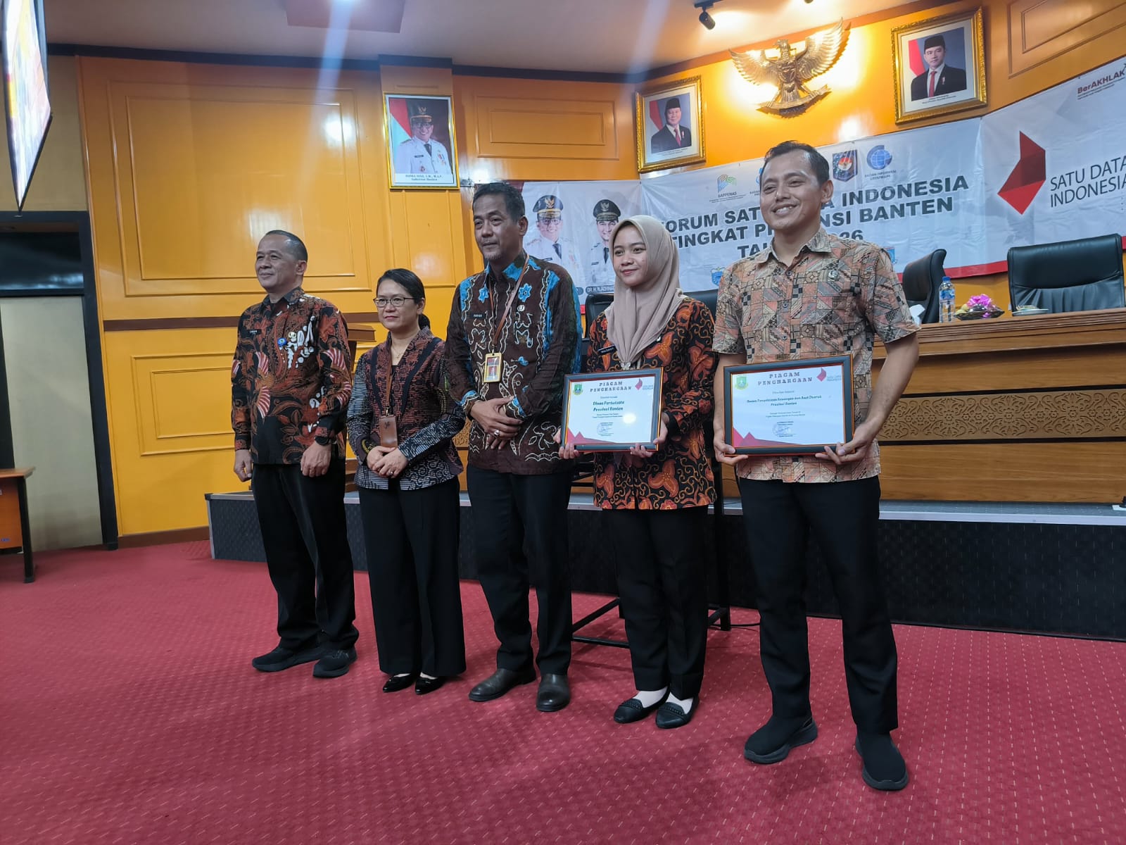 Perwakilan BPKAD Banten menerima Piagam Penghargaan Satu Data Indonesia sebagai Produsen Data Terbaik III Tingkat Perangkat Daerah se-Provinsi Banten, Kamis (16/4/2026).(Istimewa)