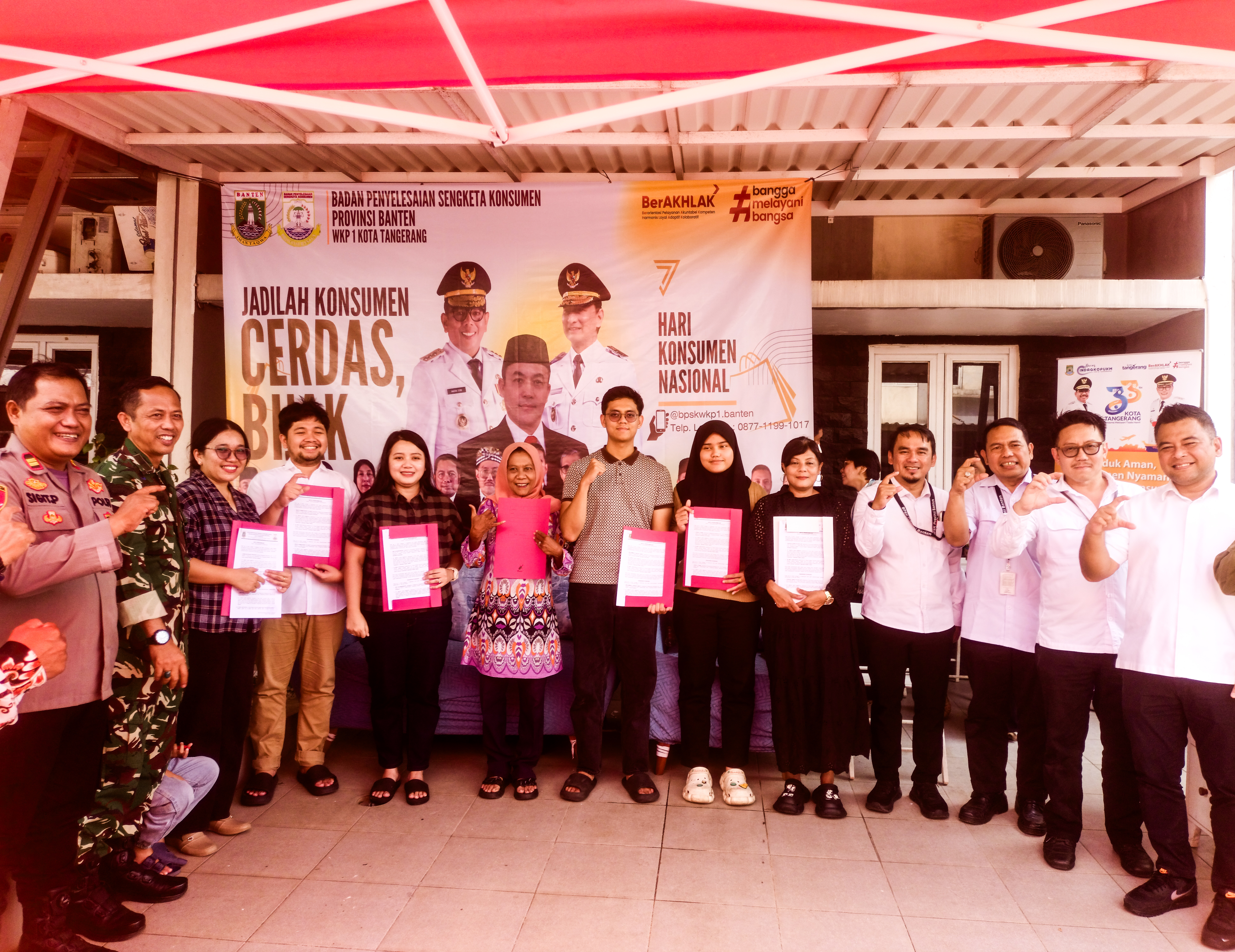 Penyerahan putusan sengketa oleh BPSK WKP 1 Banten kepada warga Masputing Residence, Kelurahan Kademangan, Setu, Tangerang Selatan, Sabtu (18/4/2026). (tangselpos.id/lin)