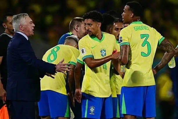 Pelstih Carlo Ancelotti dan skuad Brasil. Foto : Ist