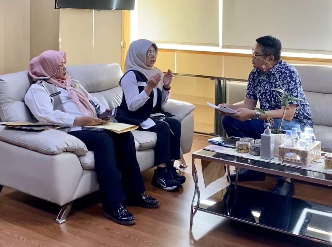 Bupati Dewi didampingi Asda II Setda Pandeglang, sedang berbincang langsung dengan Ses Ditjen PSP Kementan RI Handi Arif, di ruang kerja PSP Kementan RI, Jumat (10/4).