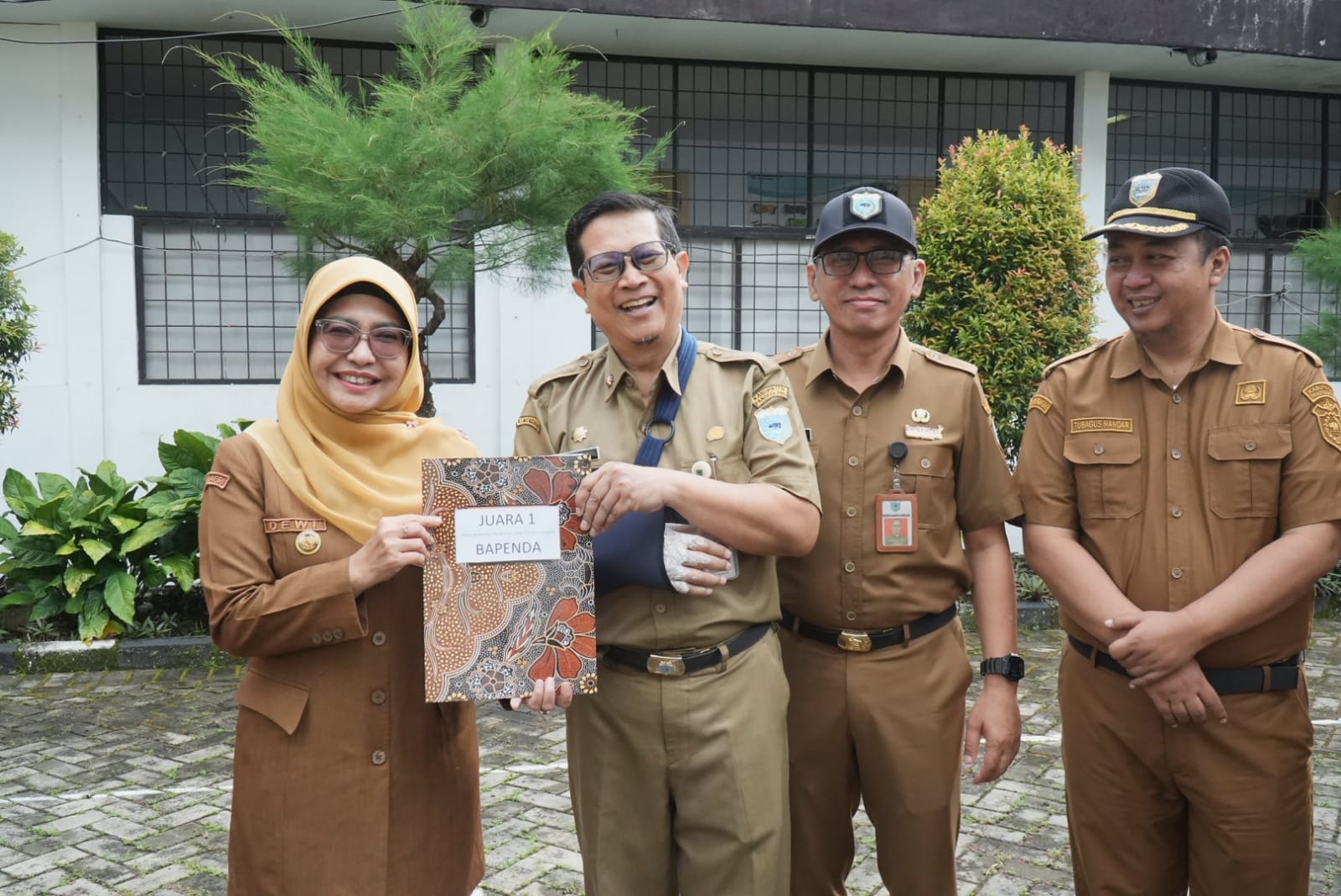 upati Dewi Setiani, saat menyerahkan penghargaan kepada Kepala Bapenda, Ramadani, halaman Setda Pandeglang, Senin (6/4/2026).(Istimewa)