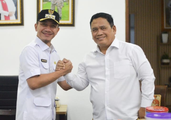 Bupati Hasbi Jayabaya bersama Wabup Amir Hamzah, sedang menunjukan salam komando yang menandakan saling memaafkan soal polemik yang terjadi, Rabu (1/3).