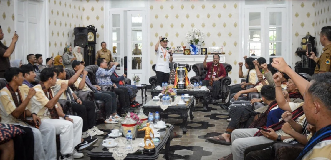 Bupati Hasbi sedang memberikan arahan, pada saat Nathan Lebak FC merayakan kemenangan dan bersilaturahmi ke Bupati Lebak, di Gedung Pendopo Negara Bupati Lebak, Senin (13/4).