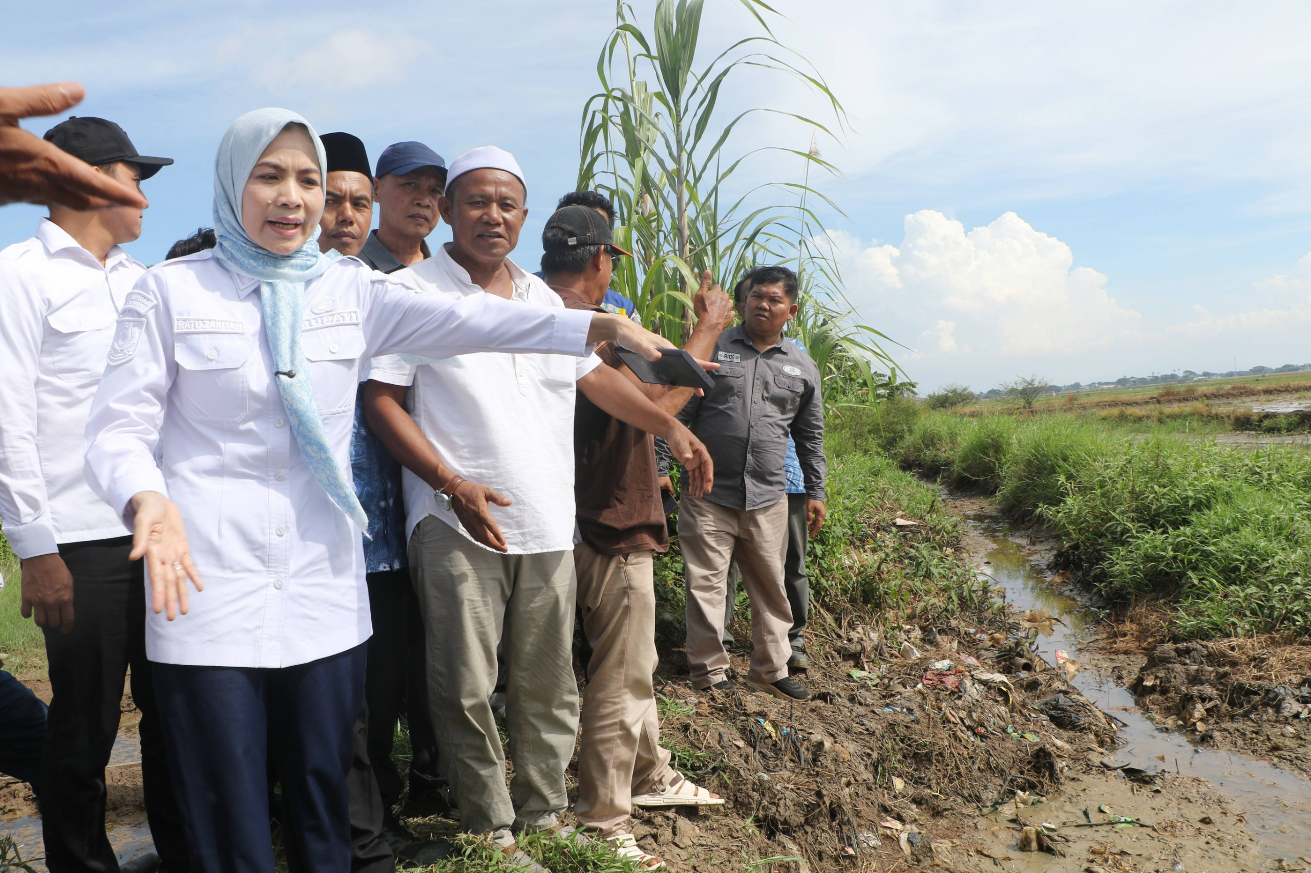 SERAP ASPIRASI. Bupati Serang Ratu Rachmatuzakiyah menyerap aspirasi para petani dengan mendatangi Kantor Balai Penyuluh Pertanian (BPP) Kecamatan Tirtayasa, Jumat (24/4). HUMAS PEMKAB SERANG