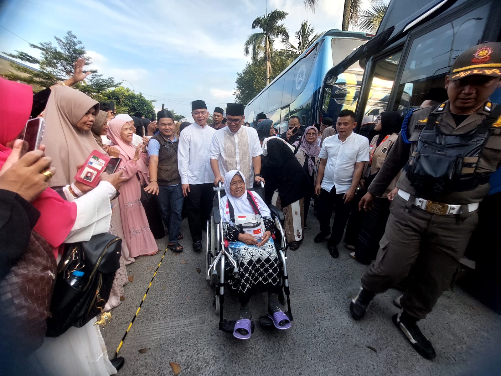 Momen pelepasan keberangkatan jemaah haji asal Kota Tangsel