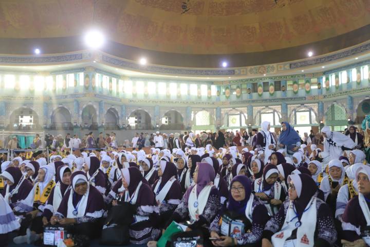 Keberangkatan jemaah haji 2025 di Masjid Raya Al-A’zhom, Kecamatan Tangerang, Kota Tangerang.