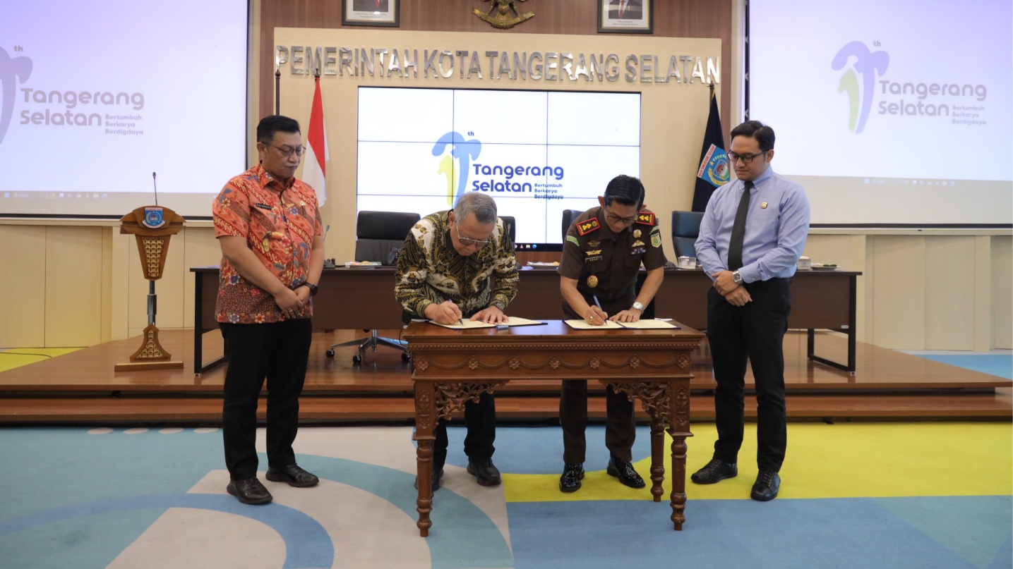 Wali Kota Tangsel, Benyamin Davnie dan Kepala Kejaksaan Negeri Tangsel, Apreza Darul Putra saat menandatangani MoU kerja sama, Kamis (16/4)