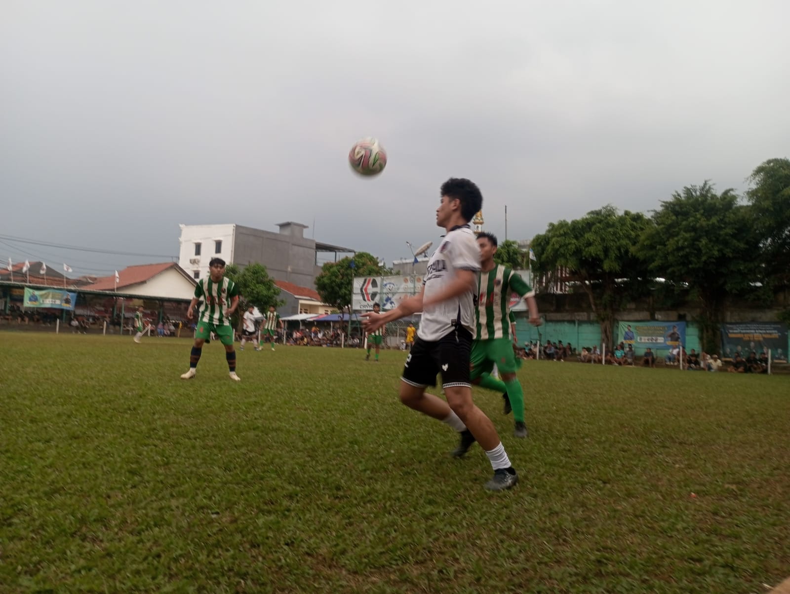 Duel Perada dengan Ponser berlangsung dengan tensi tinggi, Selasa (28/04/2026). (tangselpos.id).