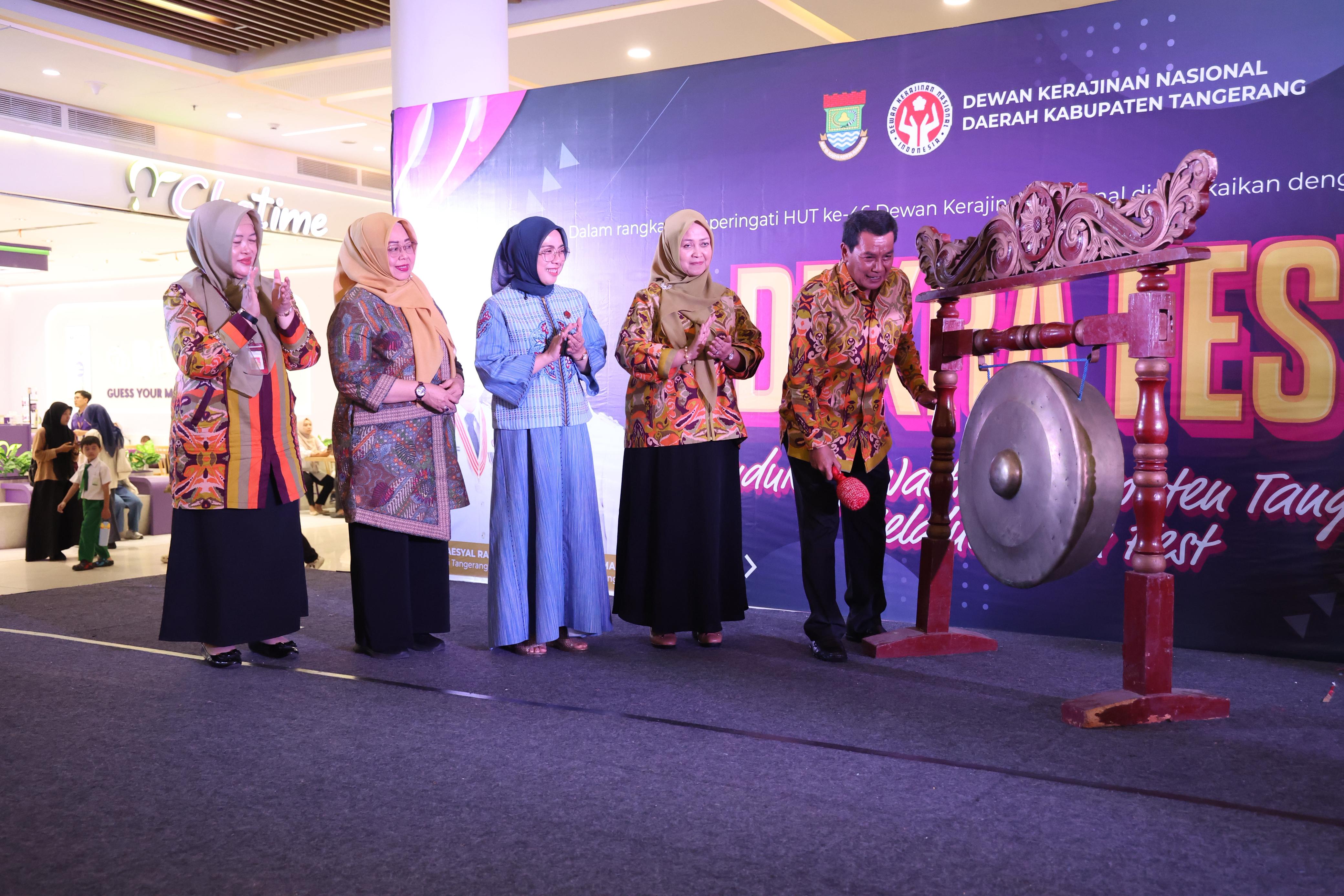 Ketua Dewan Kerajinan Nasional Daerah Provinsi Banten, Tinawati Andra Soni menghadiri penyelenggaraan Dekra Fest 2026, di Lobi Mal Ciputra Citra Raya, Kabupaten Tangerang, Selasa (28/4). BIRO ADPIM PEMPROV BANTEN