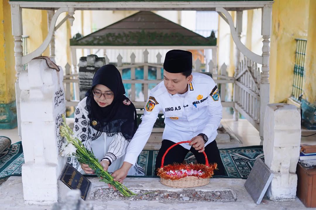 ZIARAH. Bupati dan Wabup Pandeglang Raden Dewi Setiani–Iing Andri Supriadi berziarah ke makam Bupati terdahulu, KH Abdul Halim di Kadupeusing dan kompleks belakang Masjid Agung, jelang Hari Jadi ke-152 Pandeglang. (Nipal/TangselPos)