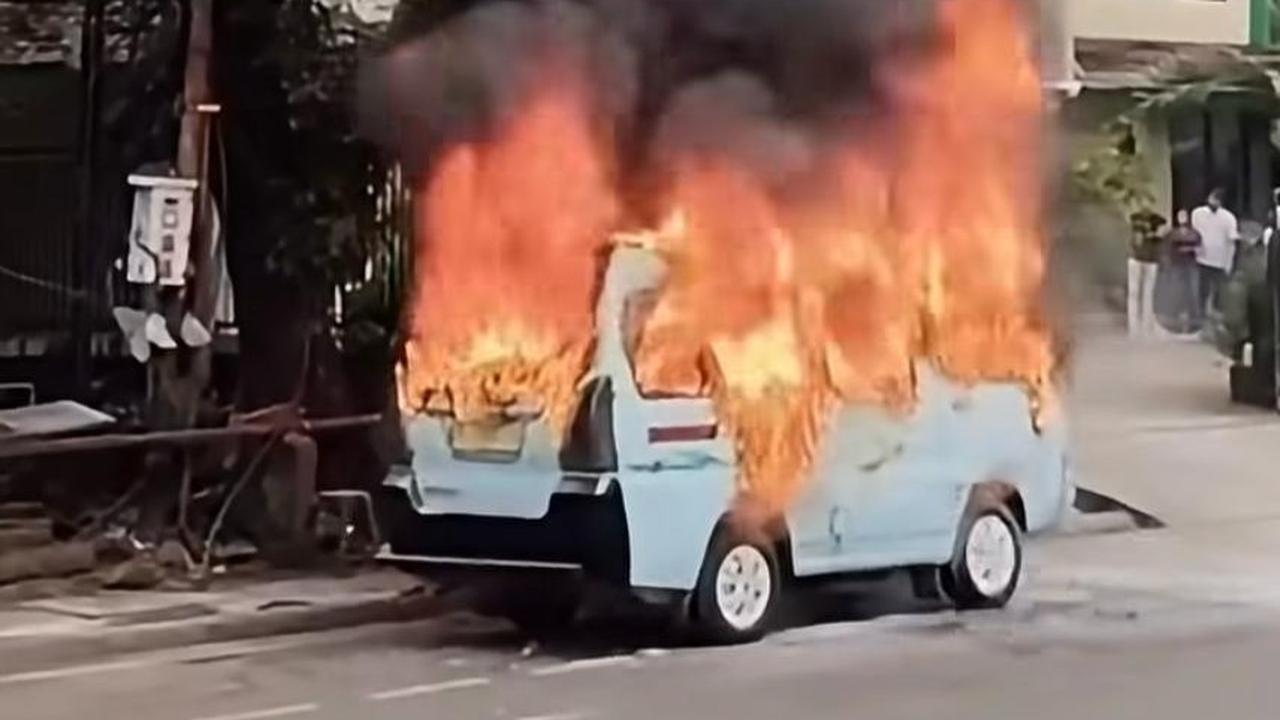 Angkot yang dibakar oleh P. Foto : Ist
