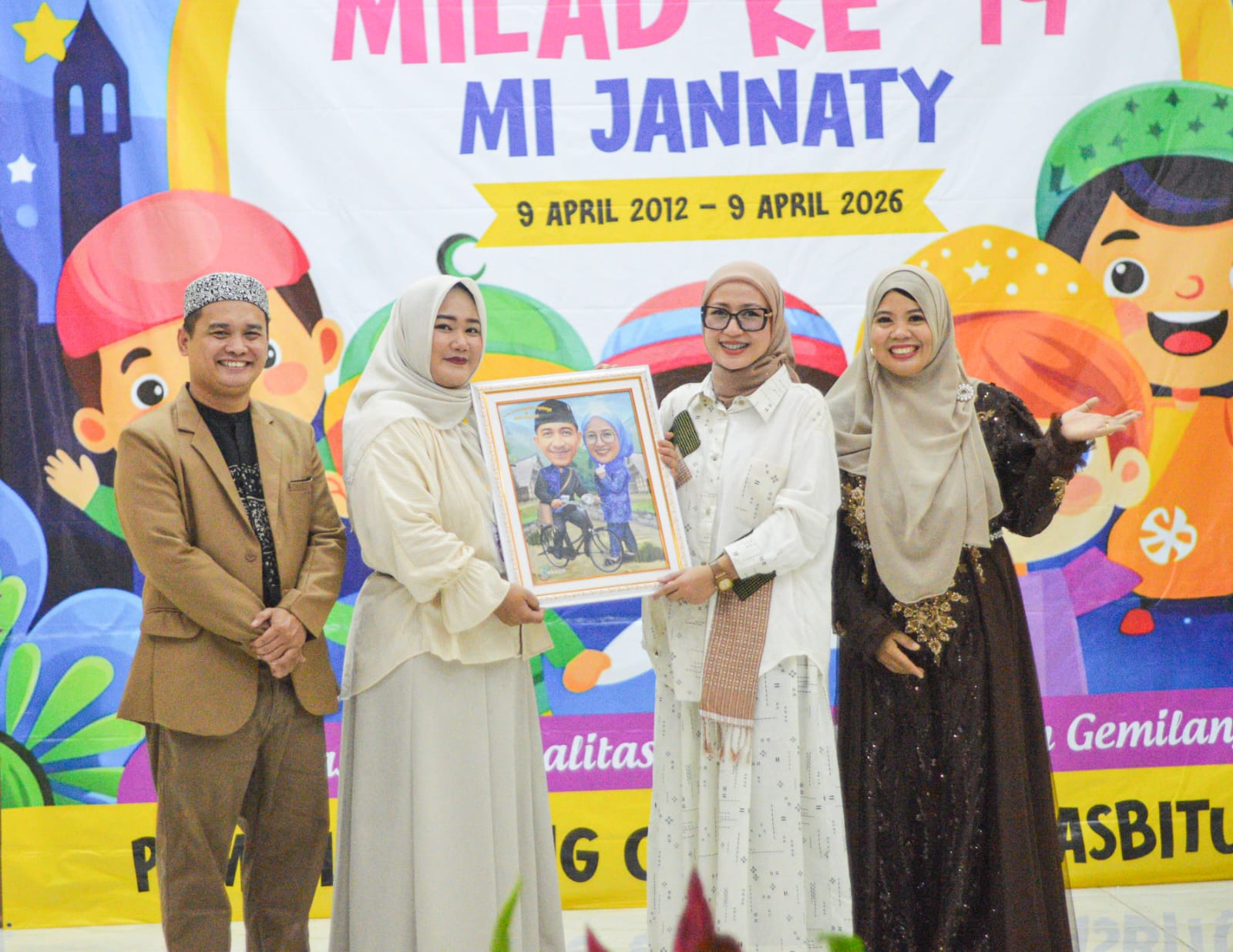 Ketua TP-PKK Lebak, Belia Hasbi Asyidiki Jayabaya menerima penghargaan Learning Center Award 2026 kategori Kartini of The Year dari MI Jannaty Learning Centr, Sabtu (11/4/2026).(Istimewa)
