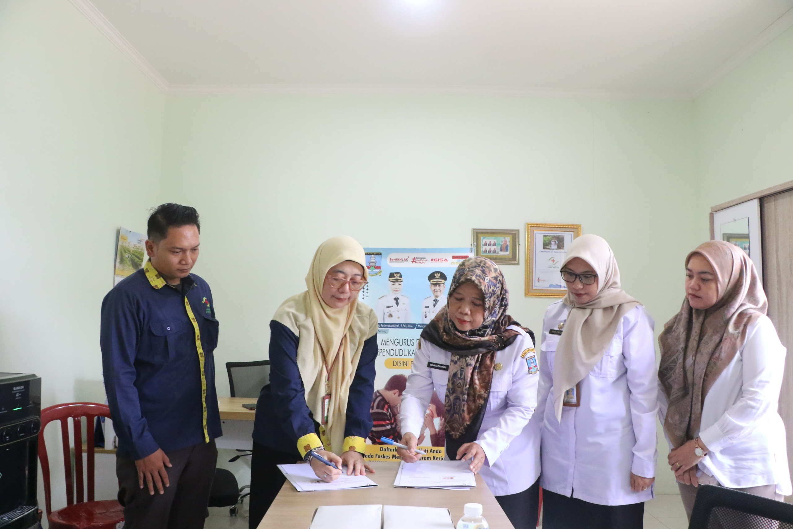 Plt Sekretaris Disdukcapil Kabupaten Serang, Sukristyorini dan Direktur RS Citra Arafiq, dr. Evi Kusmiati menandatangani Perjanjian Kerja Sama Program Inovasi Balung Anak di RS Citra Arafiq Serang pada Rabu (29/4). HUMAS PEMKAB SERANG