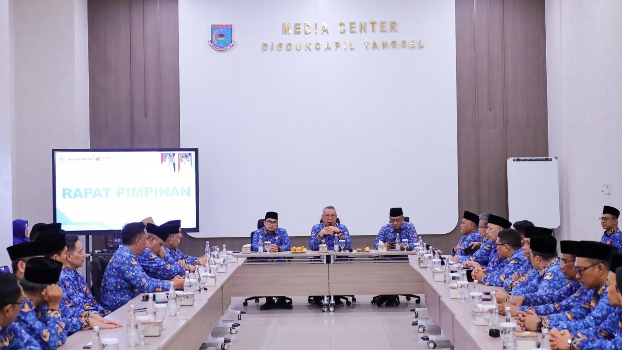 Suasana Rapat Pimpinan Perangkat Daerah dan kecamatan yang digelar di Gedung Dinas Kependudukan dan Pencatatan Sipil (Dukcapil), Serpong, Senin (20/4).