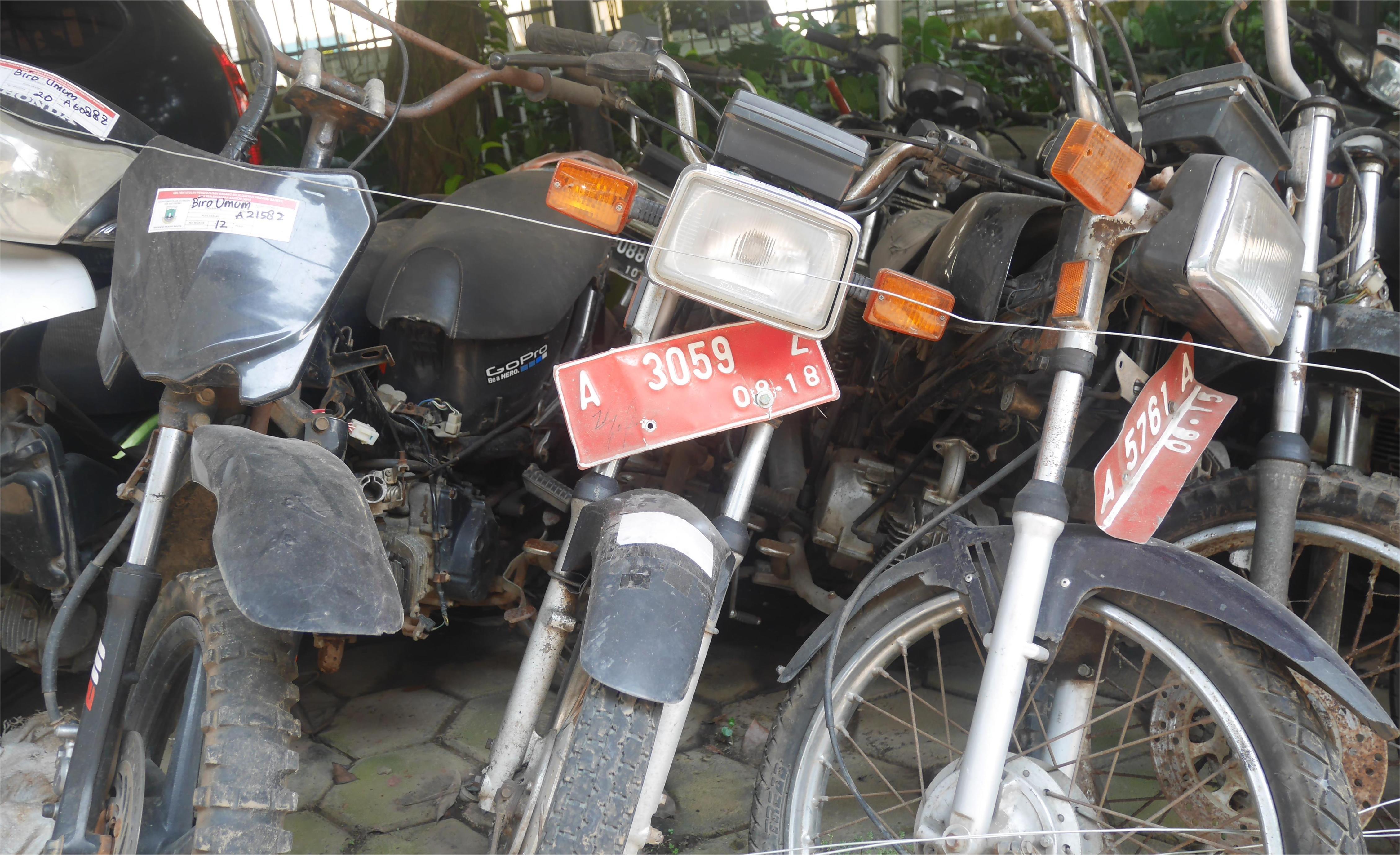 Ilustrasi aset milik Pemerintah Provinsi Banten yang terpakir di halaman BPKAD.(Ari Supriadi-tangselpos.id)