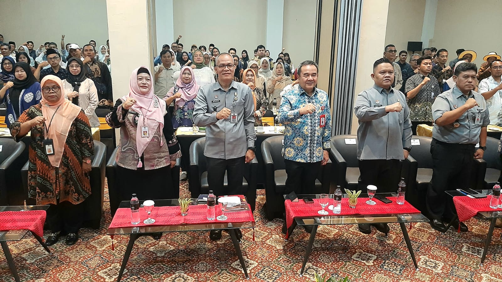 Kakanwil Kementerian Hukum Banten bersama Sekda Kabupaten Tangerang saat berfoto bersama dengan pelaku UMKM dan Koperasi Merah Putih. Foto : Irawan/TP
