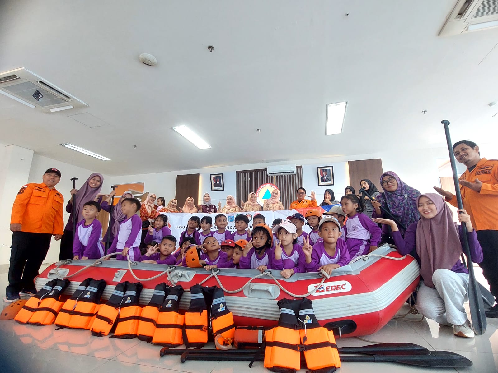 Mengenalkan mitigasi bencana sejak dini kepada anak-anak taman kanak-kanak (TK) melalui kegiatan edukasi interaktif. (tangselpos.id/rmn)