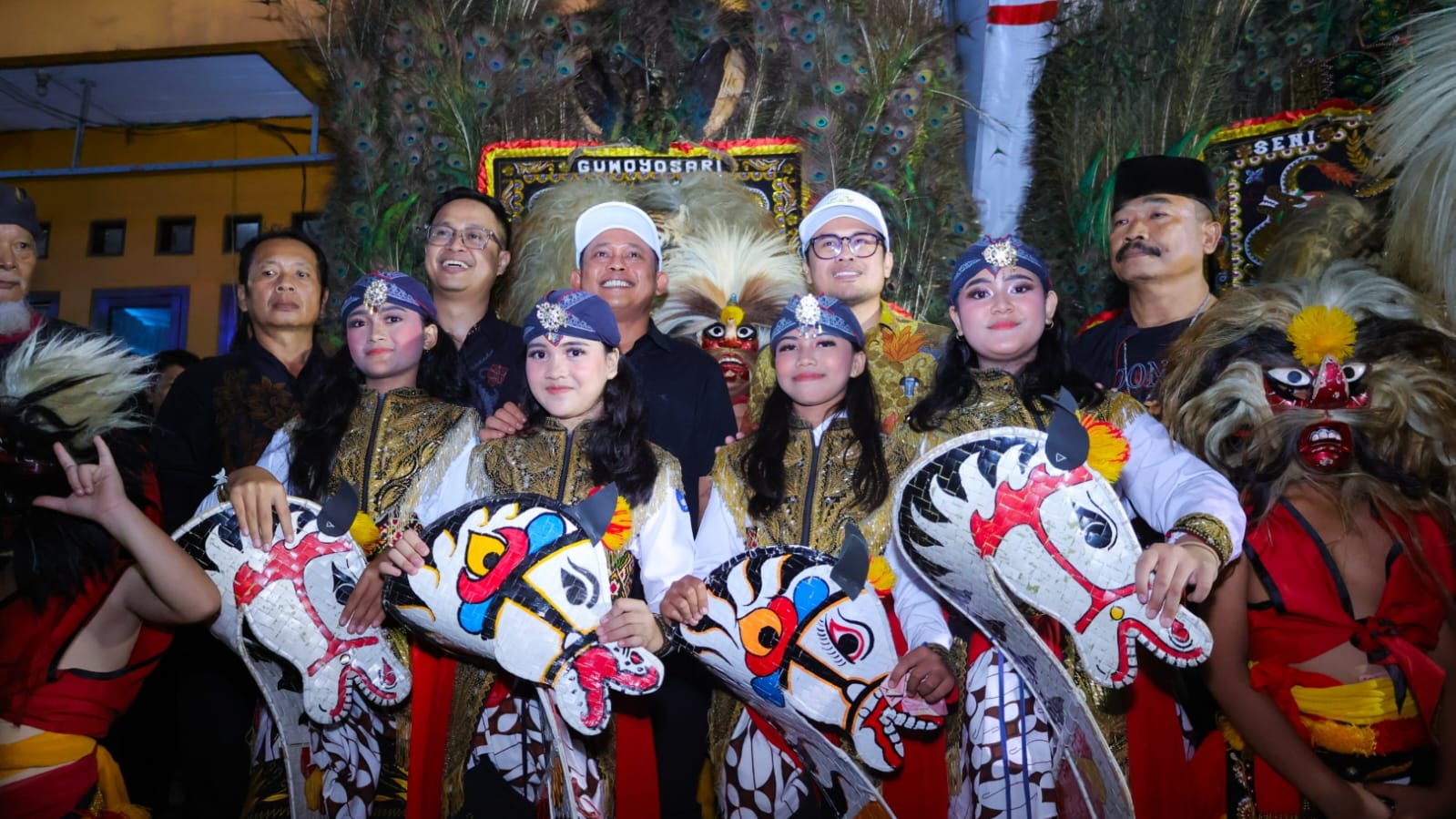 Wakil Wali Kota Tangsel, Pilar Saga Ichsan saat bersama para seniman Wadassari dalam peringatan Hari Jadinya ke-50