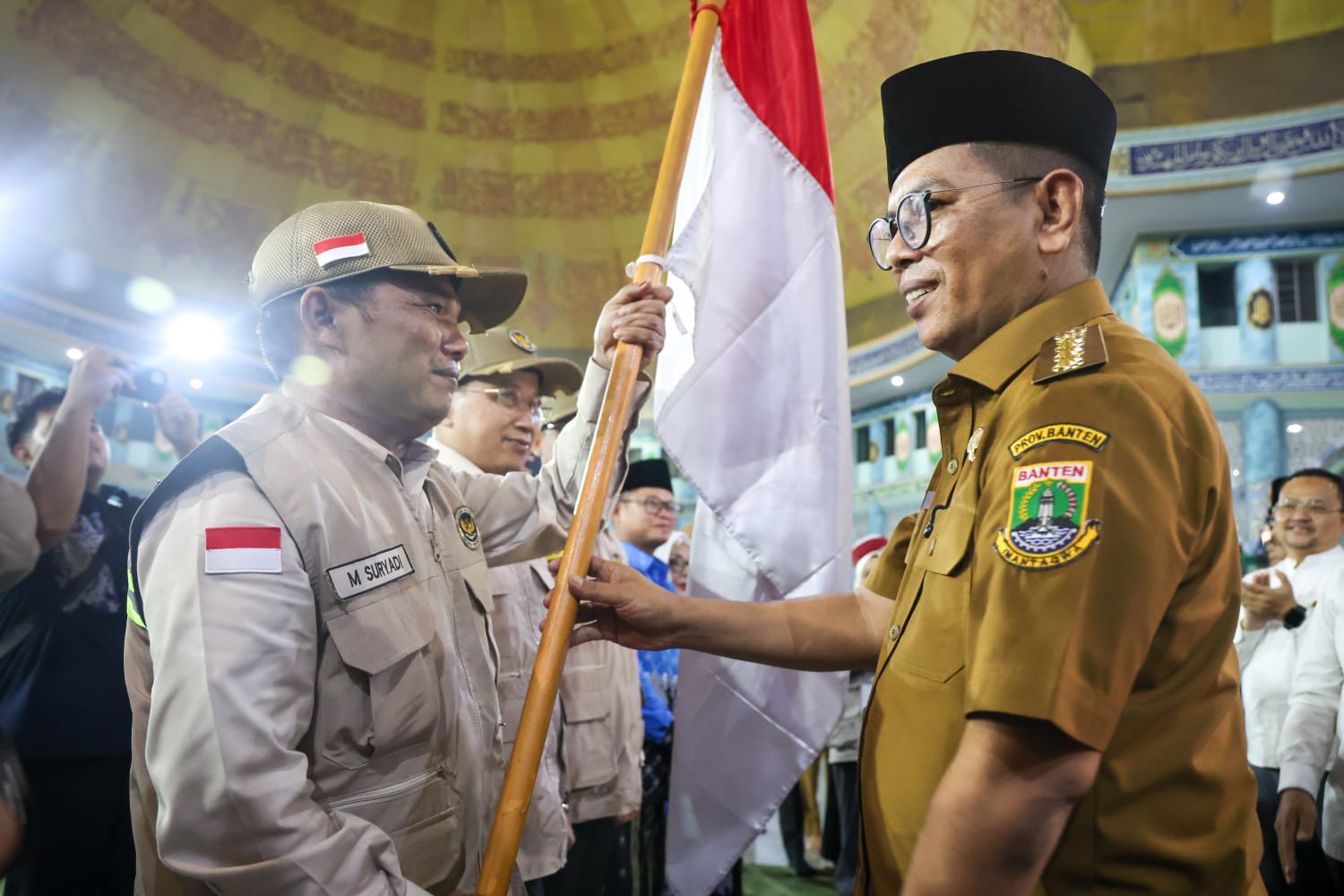 Gubernur Banten Andra Soni melepas 393 jemaah haji Kloter 01-JKB asal Tangerang di Masjid Raya Al-A'zhom, Selasa (21/4/2026) malam. Foto : Humas Pemprov