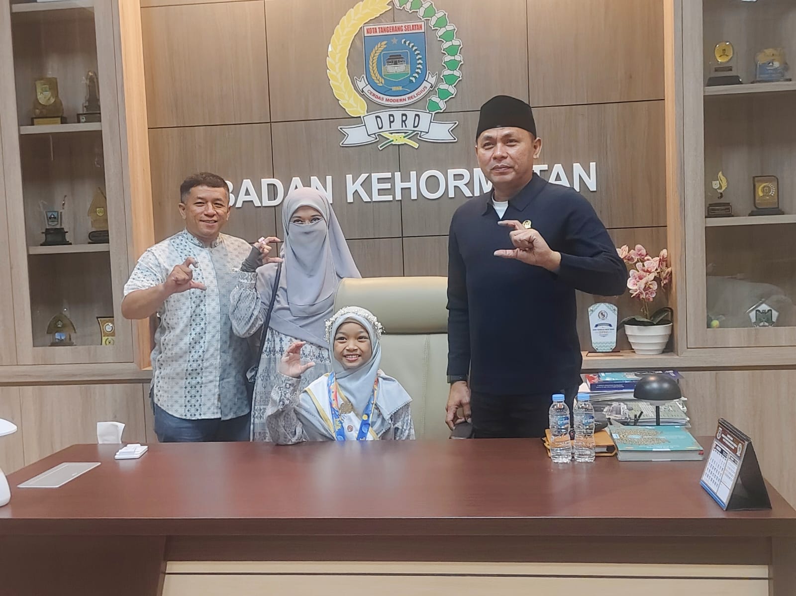 Anggota DPRD Kota Tangsel Julham Firdaus saat menerima Hafiz cilik SDN Muncul 01.