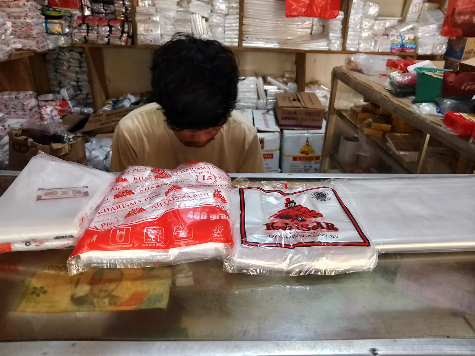 Salah seorang karyawan toko plastik di pasar tradisional Sampay, Kecamatan Warunggunung, Kabupaten Lebak, sedang menunjukkan seluruh jenis plastik yang mengalami kenaikan signifikan, Selasa (7/4).