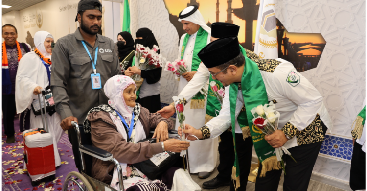 Jamaah Haji Indonesia diverikan bunga mawar setibanya di Madinah. Foto : Ujang Sunda