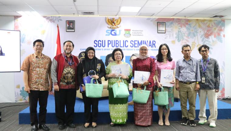 Wakil Bupati (Wabup) Tangerang, Intan Nurul Hikmah (ketiga dari kiri) foto bersama usai usai menjadi narasumber dalam seminar publik bertajuk ‘Carrying Kartini’s Spirit to Empower Today’s and Future Women Leaders’, yang diselenggarakan oleh Swiss German University (SGU) di Kampus SGU Alam Sutera, Sabtu (25/4).