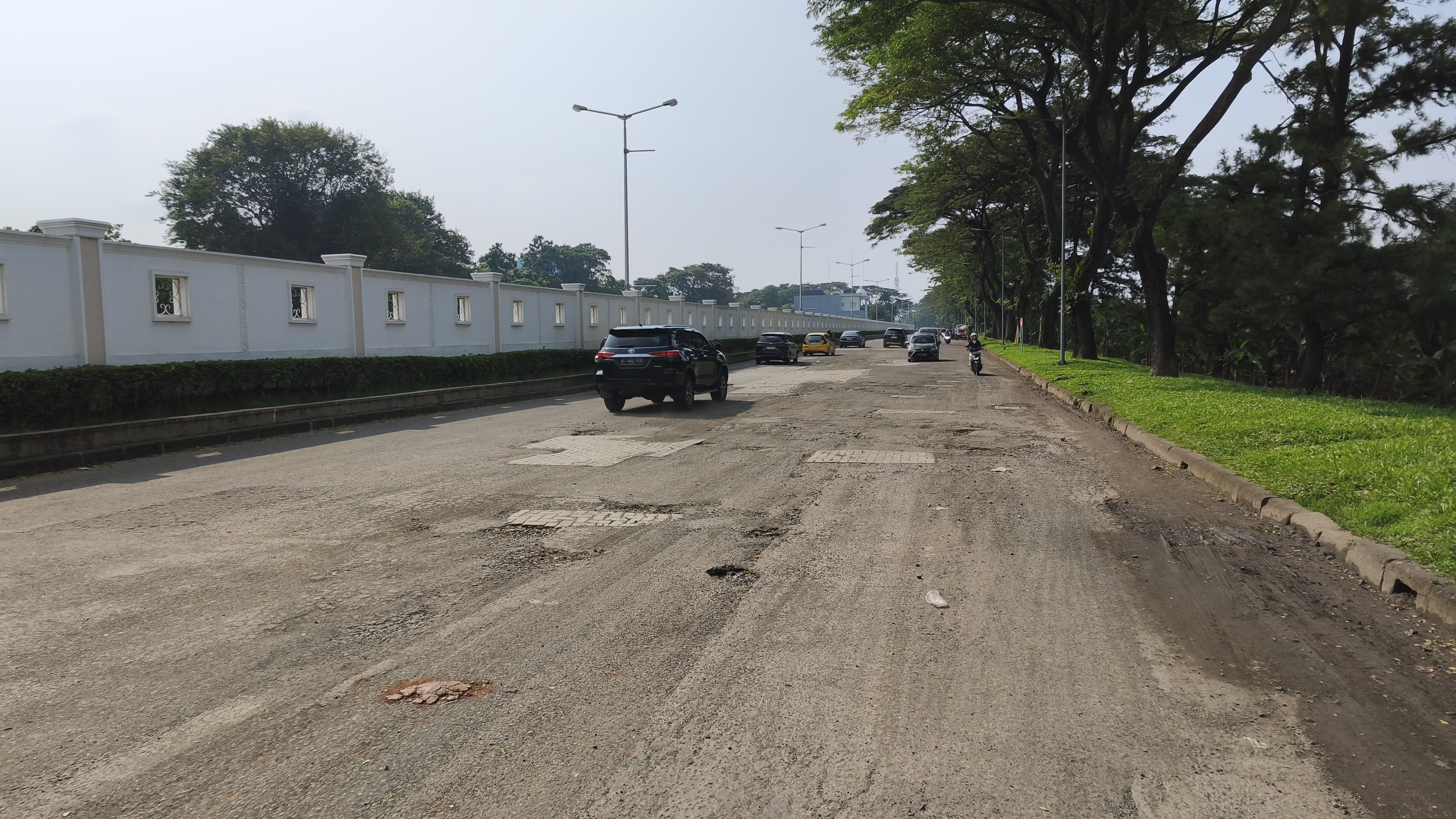 Kondisi Jalan Gading Golf Boulevard. Foto : Emir MG