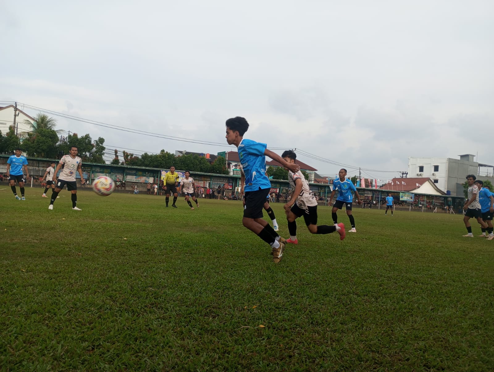 Exs PJS dan Boba FC jual beli serangan pada laga, Sabtu (25/04/2026). (tangselpos.id).