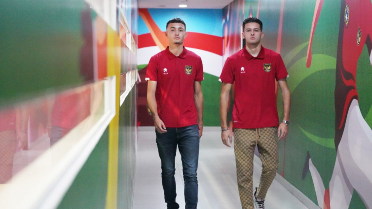 Punggawa Timnas Ivar Jenner (kiri) dan Justin Hubner (kanan) di Kantor PSSI. Foto : Ist