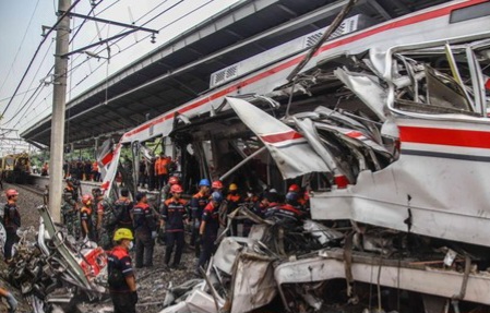 Tabrakan kereta api di Stasiun Bekasi Timur. Foto : Ist
