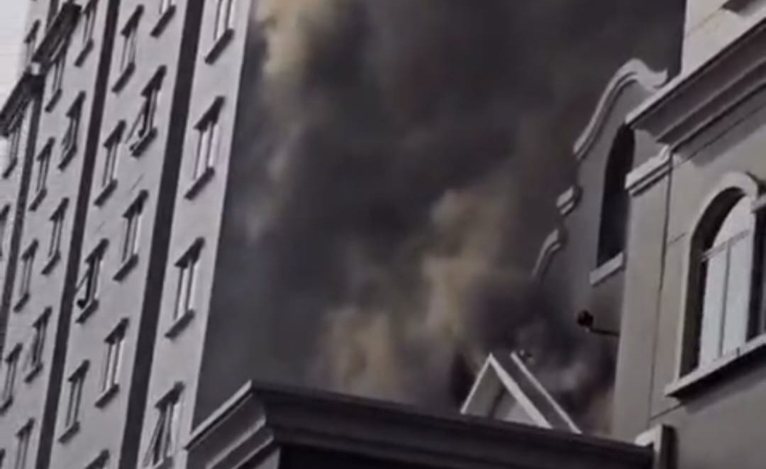 Kebakaran di Apartemen Mediterania di kawasan Tanjung Duren, Grogol Petamburan, Jakarta Barat. Foto : IG