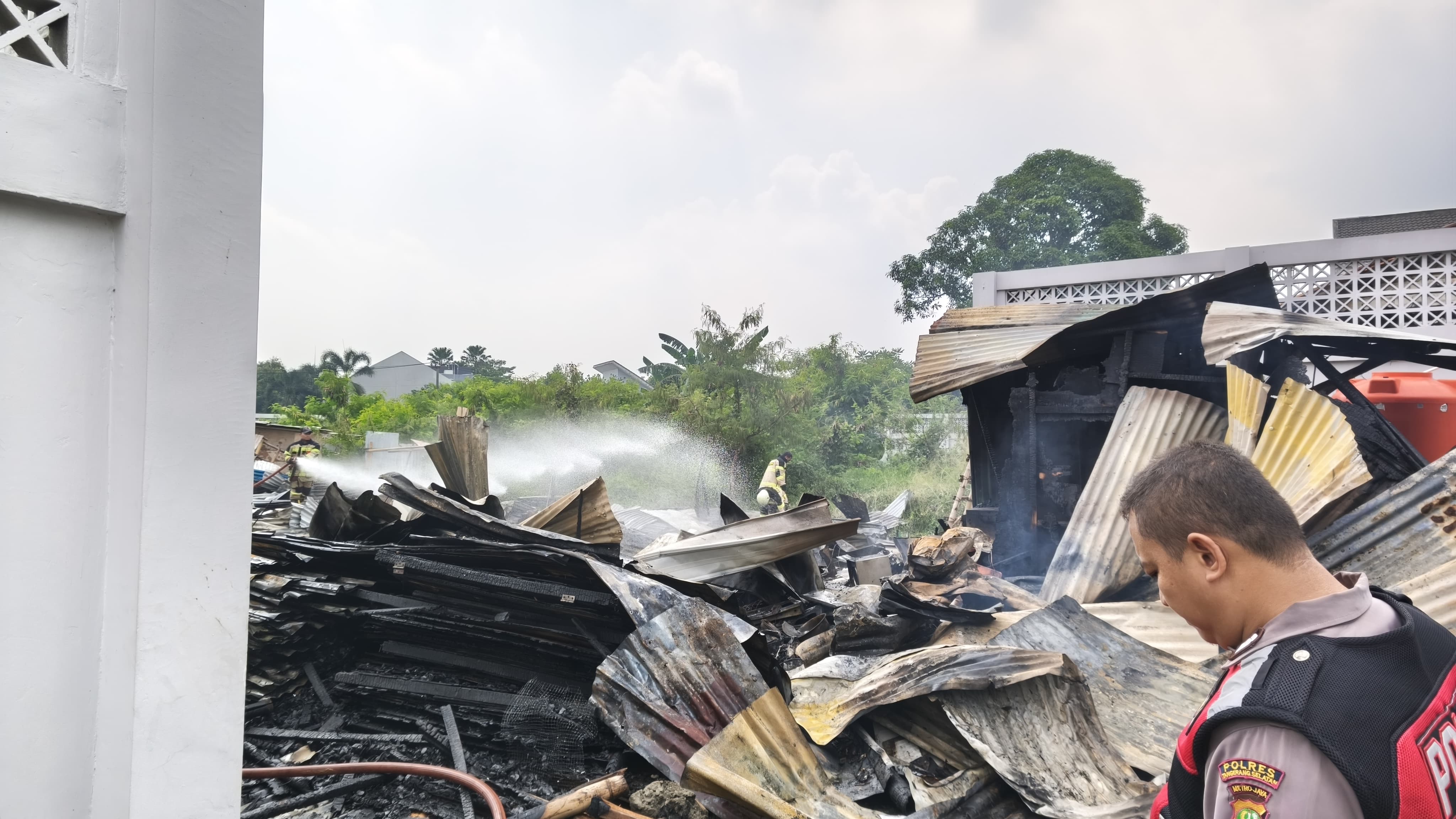 Kebakaran bedeng di daerah Gading Serpong. Foto : Emir DM