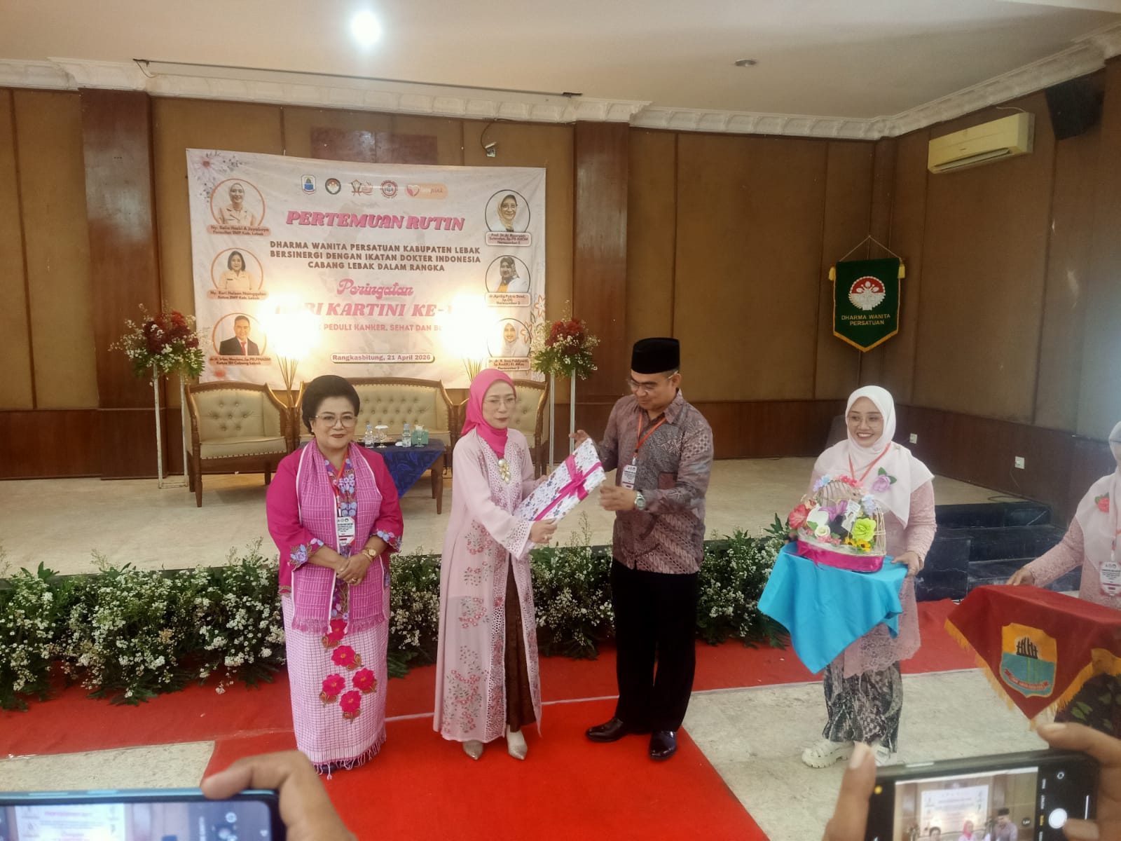 Ketua Kabupaten Lebak, Belia Hasbi Asyidiki Jayabaya, menerima souvenir dalam acara peringatan Hari Kartini, di Gedung PKK kabupaten Lebak, Selasa (21/4/2026).(Istimewa)