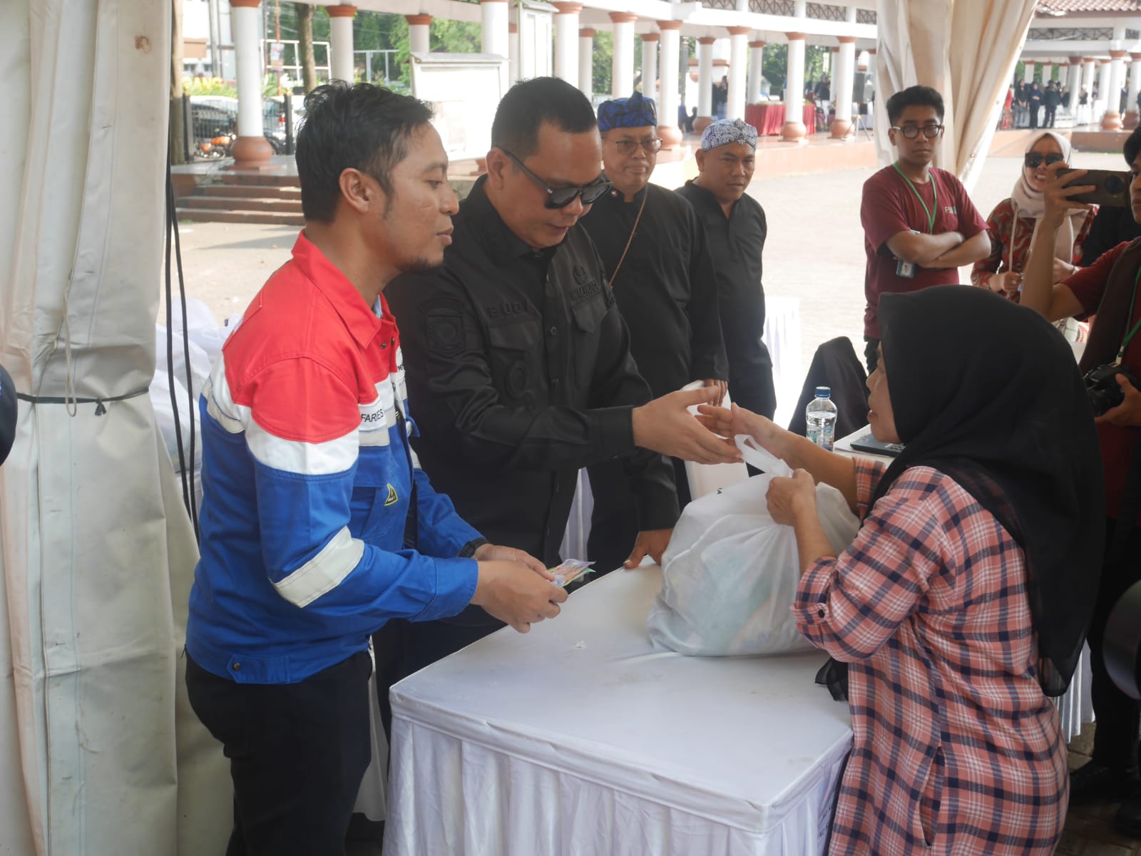 Wali Kota Serang, Budi Rustandi menyerahkan sembako kepada warga di sela-sela peringatan Hari Kartini 2026 di Alun-alun Kota Serang, Selasa (21/4/2026).(Ari Supriadi-tangselpos.id)