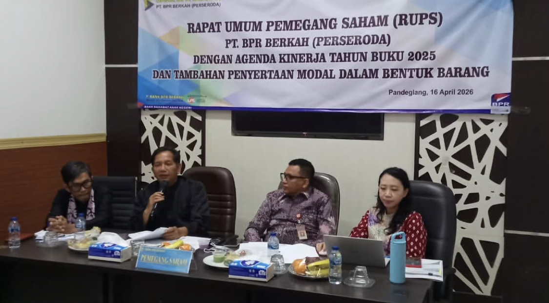 Komisaris PT. BPR Berkah Perseroda, Doni Hermawan bersama Direktur Operasional dan Kepatuhan PT BPR Berkah Perseroda dan jajaran lainnya, sedang memberikan arahan dalam acara RUPS, di Ruang Publik Setda Pandeglang, Kamis (16/4).