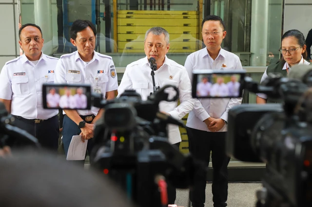 Menhub Dudy Purwagandhi (tengah) dan Dirut KAI Bobby Rasyidin (no 2 dari kiri) saat jumpa pers. Foto : Ist