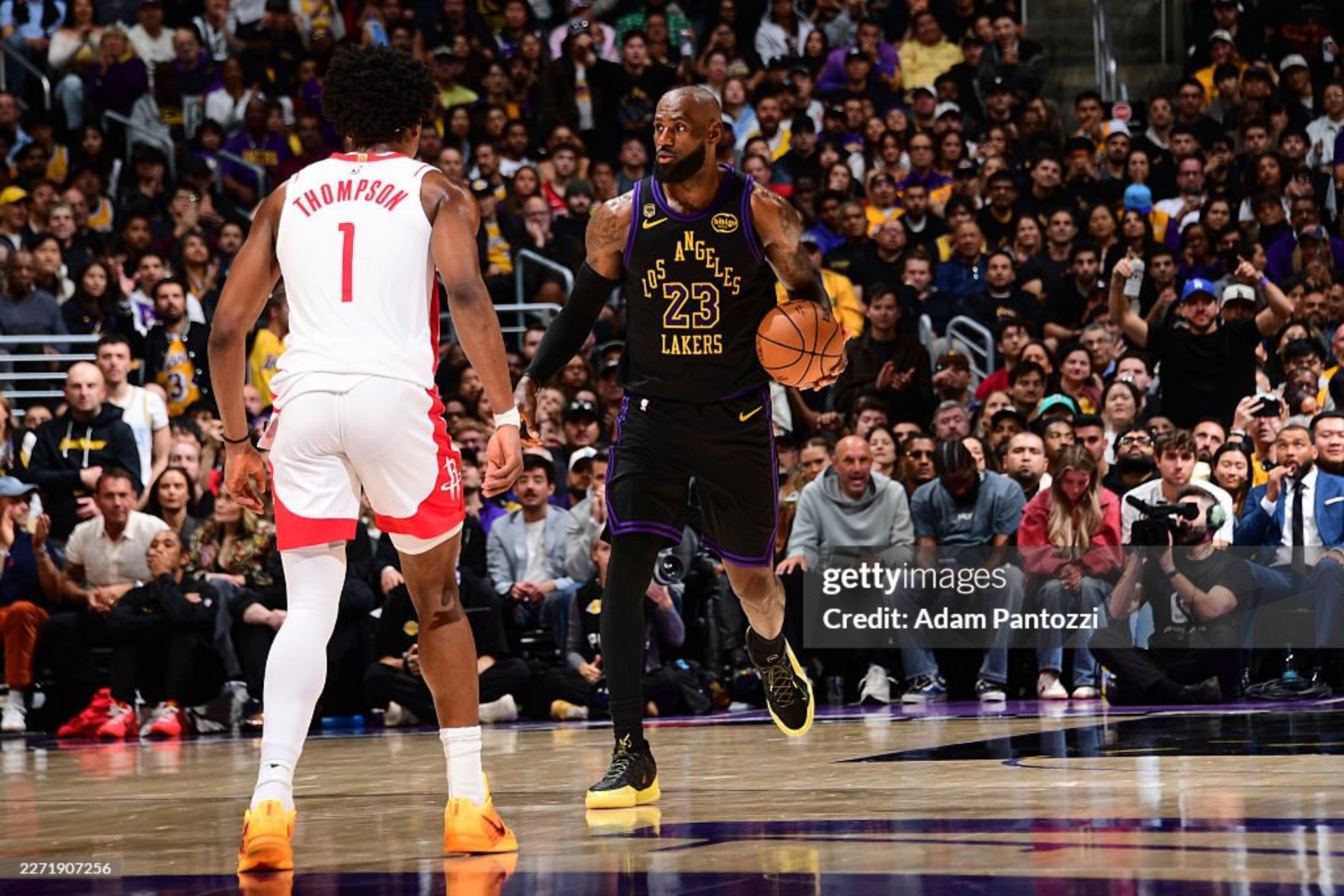 LeBron James mengontrol bola saat menghadapi pemain Houston Rockets dalam Game 2 playoff NBA 2026, dengan kontribusi 28 poin yang membawa Los Angeles Lakers unggul 2-0 dalam seri. Foto : Ist