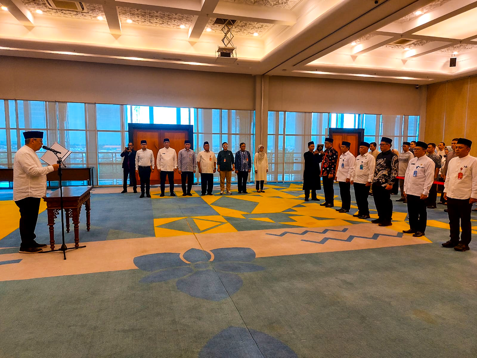 Benyamin Davnie, melantik lima kepala dinas dan satu staf ahli di lingkungan Pemerintah Kota Tangerang Selatan. (tangselpos.id/rmn)