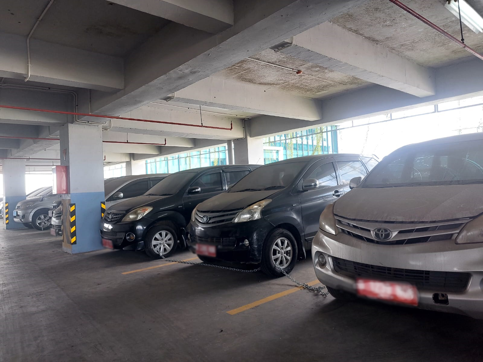 Deretan kendaraan dinas yang akan dilelang.