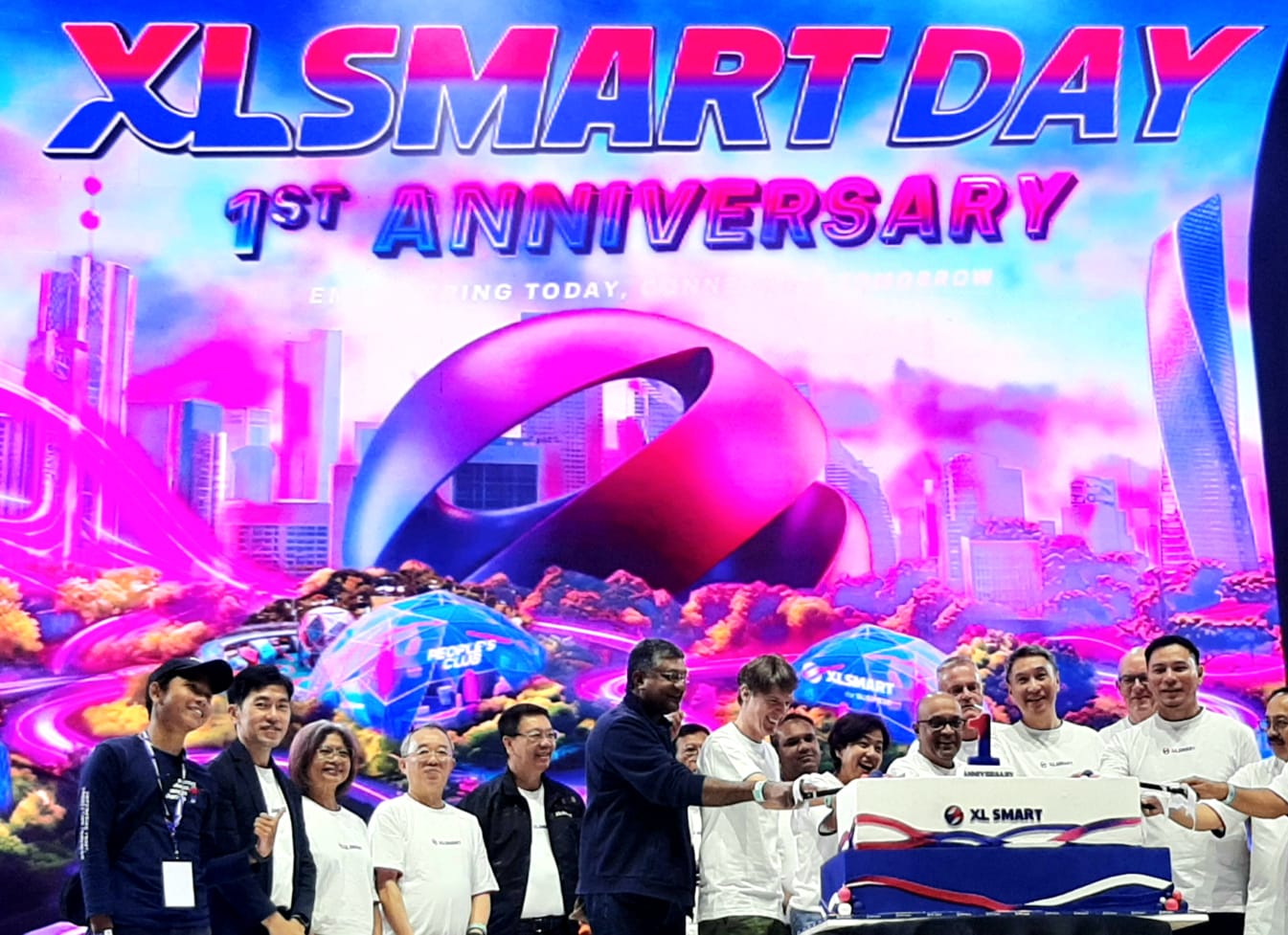 Jajaran direksi Xlsmart saat potong kue dalam rangka memperingati anniversary pertama nya di Ice BSD. Foto : Irawan